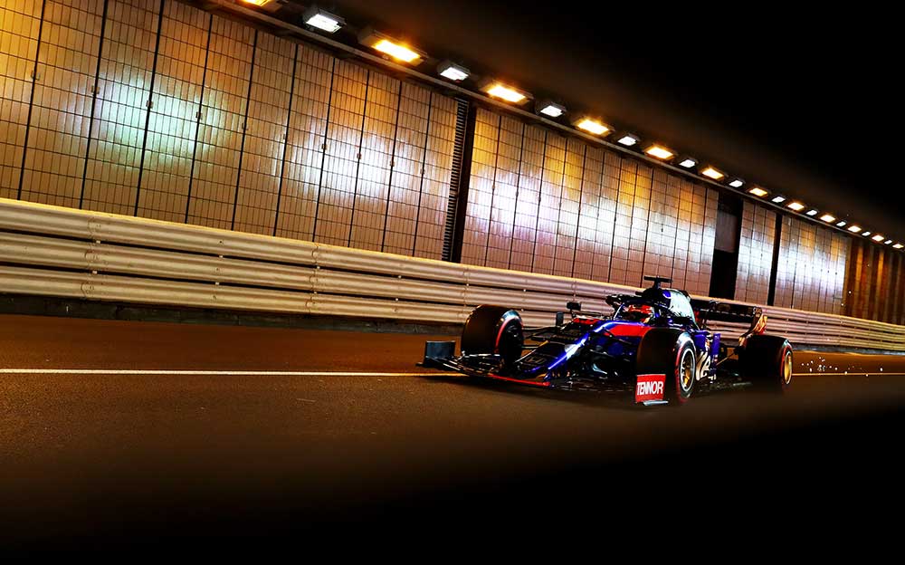 モンテカルロ市街地コースのトンネルセクションを駆け抜けるトロロッソ・ホンダSTR14、2019年F1モナコGP予選にて