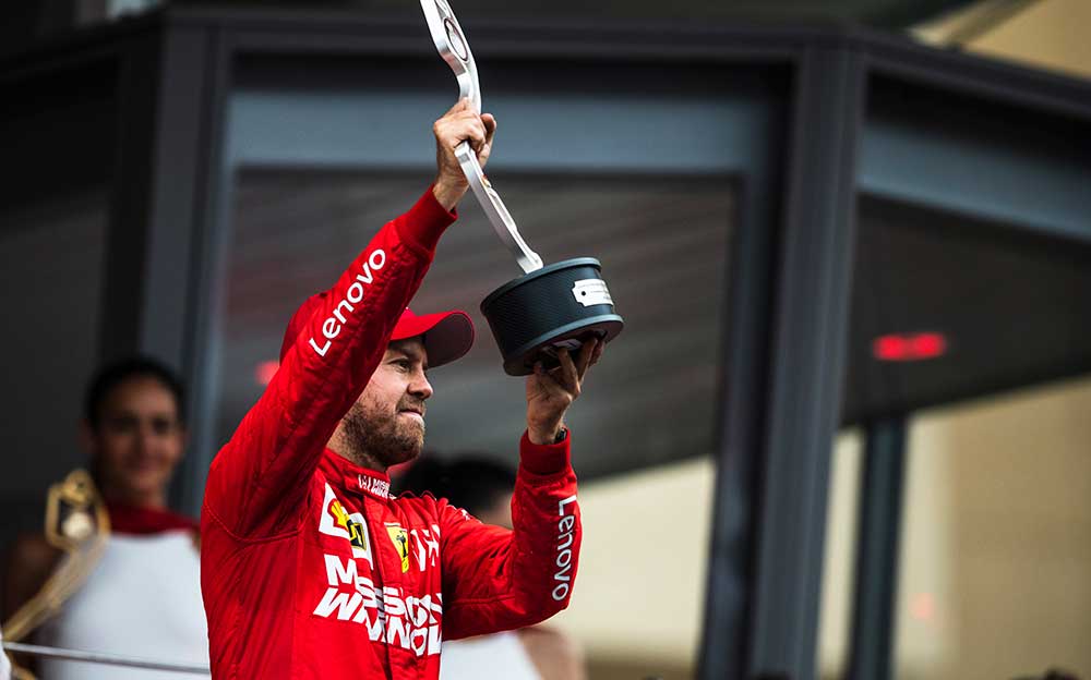 F1モナコGPで表彰台に上がり、2位のトロフィーを掲げるフェラーリのセバスチャン・ベッテル