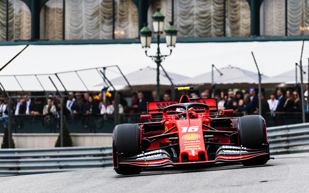 モンテカルロ市街地コースを走行するスクーデリア・フェラーリのシャルル・ルクレール、2019年F1モナコGP