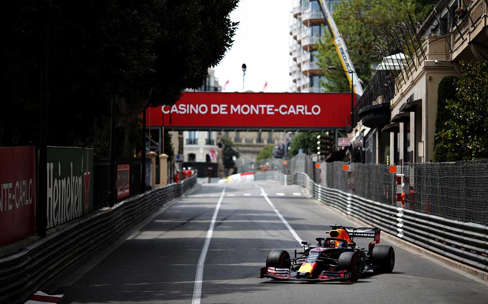 モンテカルロ市街地コースを走行するレッドブル・ホンダRB15、2019年F1モナコGP 2日目練習走行