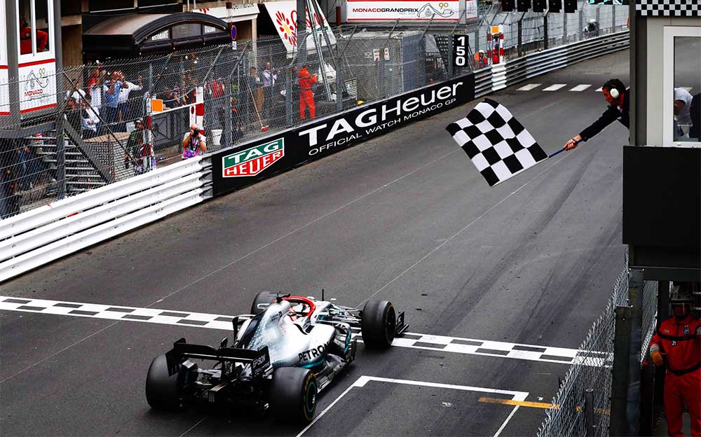 2019年F1モナコGPでトップチェッカーを受けるメルセデスAMGのルイス・ハミルトン
