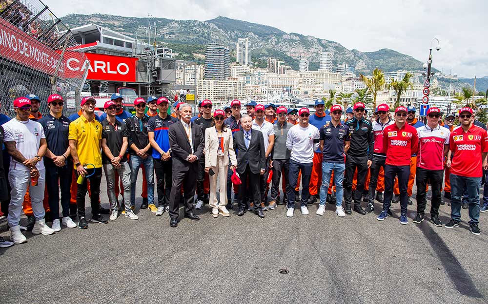 亡きニキ・ラウダへの追悼の意を込めて赤色の帽子をかぶった20名のF1ドライバー、2019年F1モナコGP決勝にて