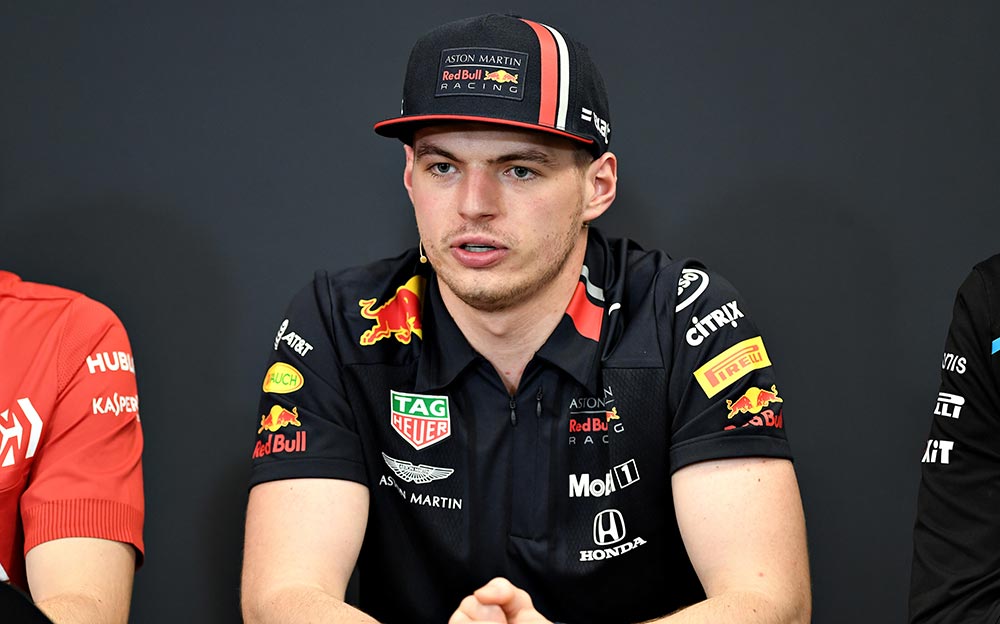 プレスカンファレンスで質問に答えるレッドブル・ホンダのマックス・フェルスタッペン、2019年F1モナコGP