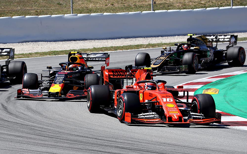 F1スペインGP決勝レースでフェラーリのシャルル・ルクレールを追いかけるレッドブル・ホンダのピエール・ガスリー