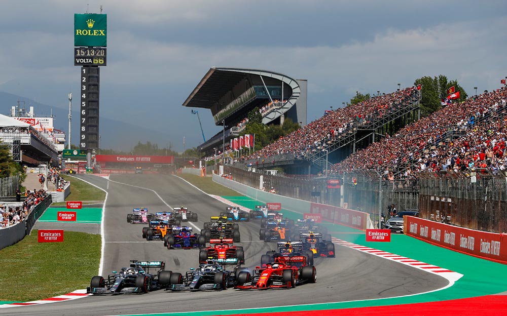 2019年F1スペインGP決勝レーススタート直後のターン1、スリーワイドでコーナーに進入するフェラーリとメルセデス