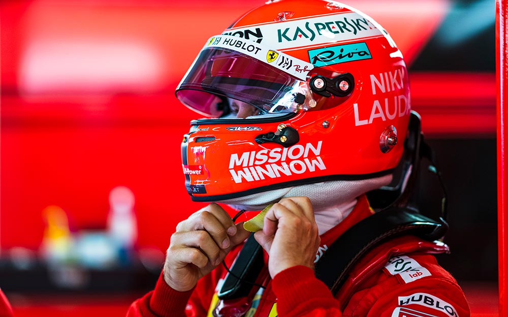 ニキ・ラウダを追悼する特別なヘルメットを被るフェラーリのセバスチャン・ベッテル、2019年F1モナコGP初日フリー走行にて