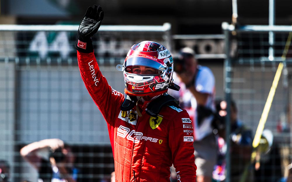 観客の声援に手を上げて応えるフェラーリのシャルル・ルクレール、F1オーストリアGP予選にて