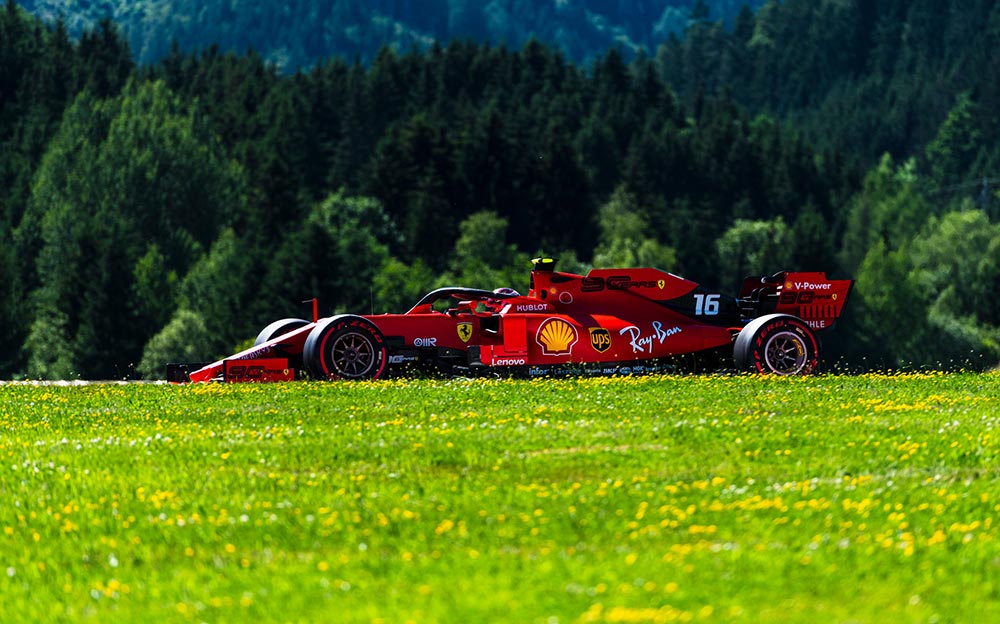 山岳地帯に位置し緑に囲まれたレッドブル・リンクを走行するフェラーリSF90、F1オーストリアGPにて