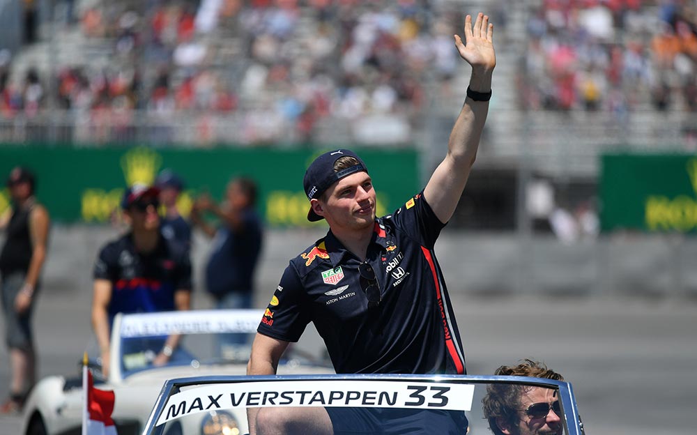スタンドのファンに手を振るレッドブル・ホンダのマックス・フェルスタッペン、F1カナダGPドライバーズパレード