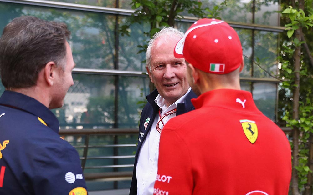 フェラーリのセバスチャン・ベッテルと会話するレッドブル・レーシングのモータースポーツ・アドバイザーを務めるヘルムート・マルコ、2018年F1中国GPにて