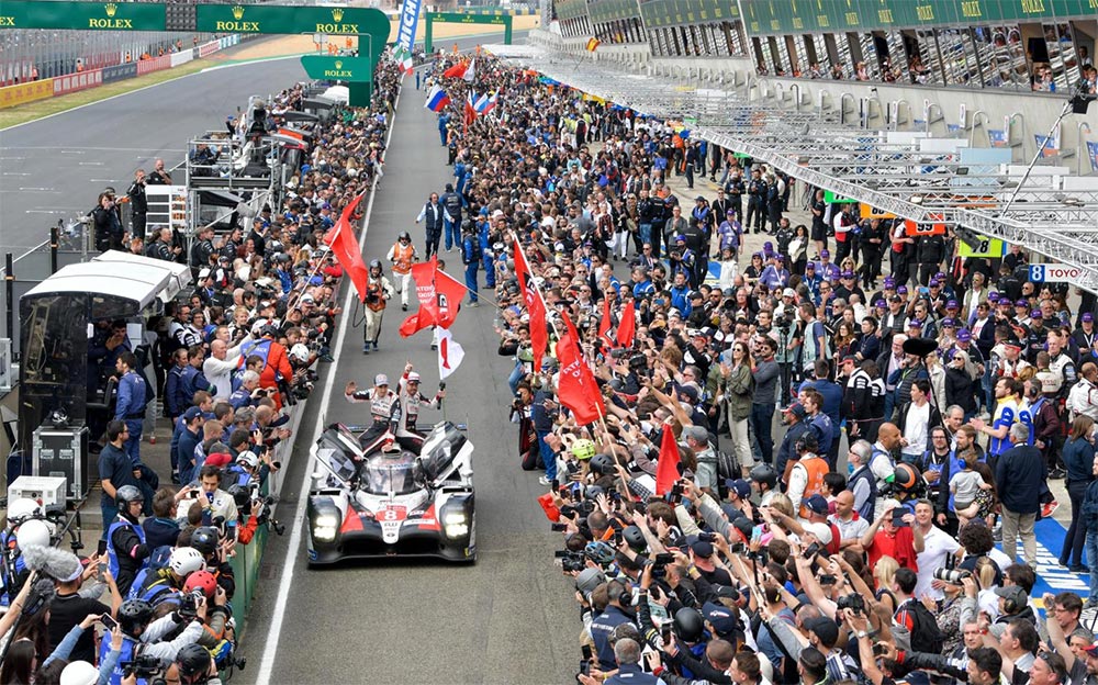 2019年のル・マン24時間レースで優勝しピットへと凱旋するトヨタ・ガズーレーシング8号車と、これを迎えるファン
