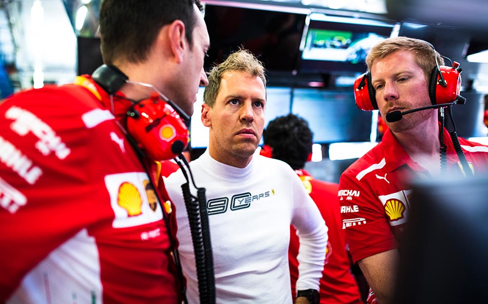 ガレージ内で不満の表情を浮かべるスクーデリア・フェラーリのセバスチャン・ベッテル、2019年F1オーストリアGPにて