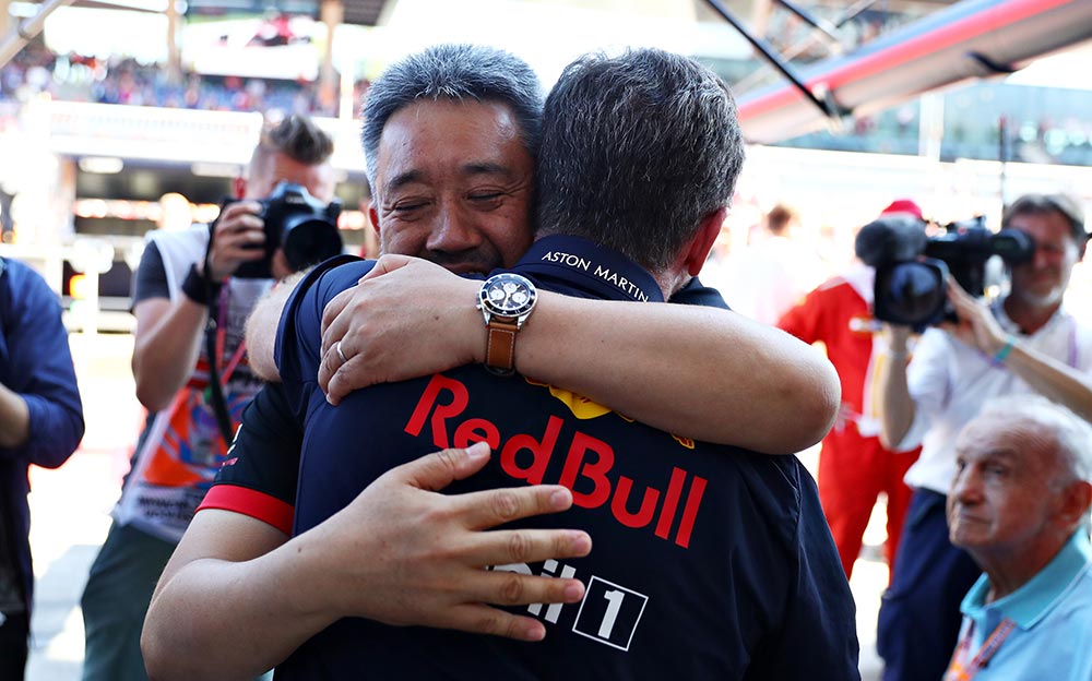 復帰後初優勝を抱き合って喜ぶ山本雅史ホンダF1マネージングディレクター、F1オーストリアGPにて