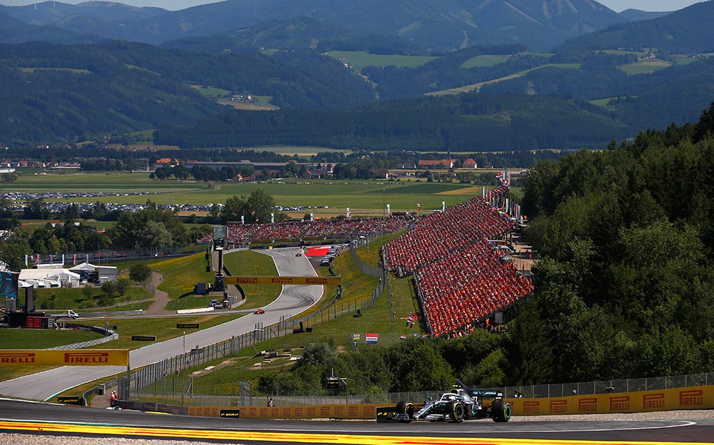 レッドブル・リンクのターン3からホームストレート側を見下ろす、F1オーストリアGP決勝レースにて