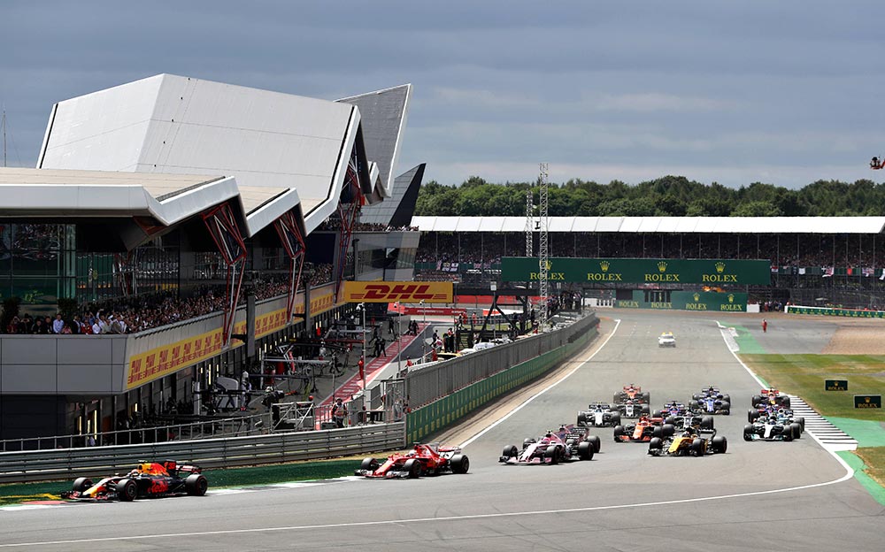 F1イギリスGPの舞台シルバーストン・サーキットのホームストレート