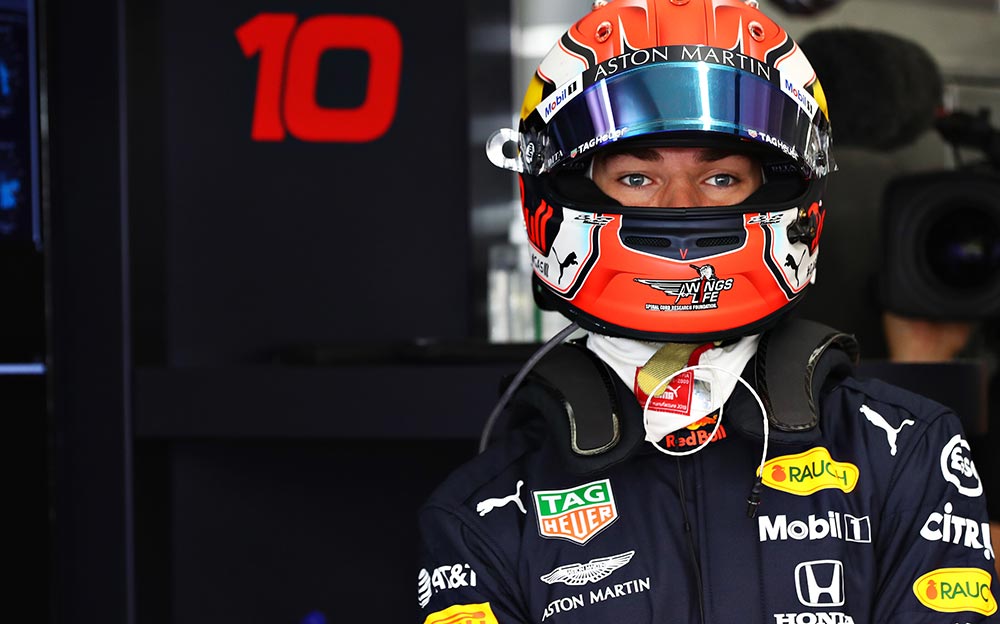 ガレージ内で出番を待つレッドブル・ホンダのピエール・ガスリー、F1ドイツGPフリー走行にて