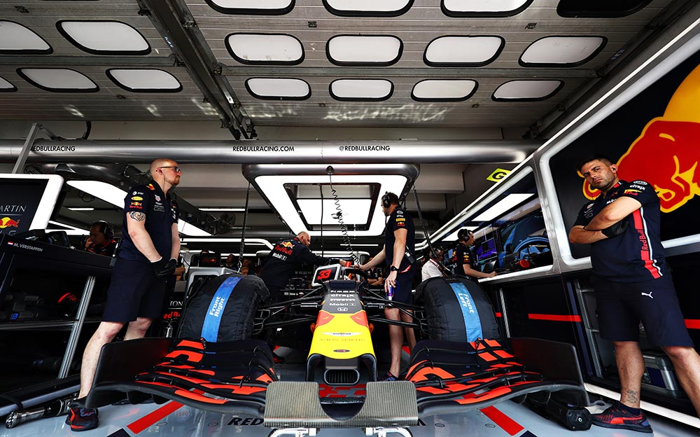 予選アタックに向けてガレージ内で待機するレッドブル・ホンダのマックス・フェルスタッペン33号車、2019年F1ドイツGP予選にて