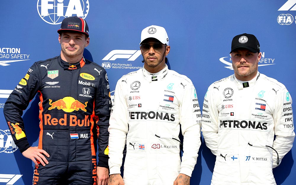 F1ドイツGP予選のトップ3記念撮影に臨んだマックス・フェルスタッペンとルイス・ハミルトンとバルテリ・ボッタス