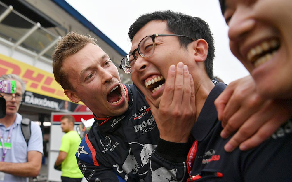 ホンダスタッフの頬を掴み3位表彰台の喜びを表現するトロロッソ・ホンダのダニール・クビアト、2019年F1ドイツGP決勝レースにて