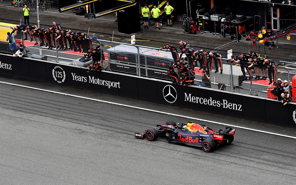 トップチェッカーを受けるレッドブル・ホンダのマックス・フェルスタッペン、2019年F1ドイツGP決勝レース