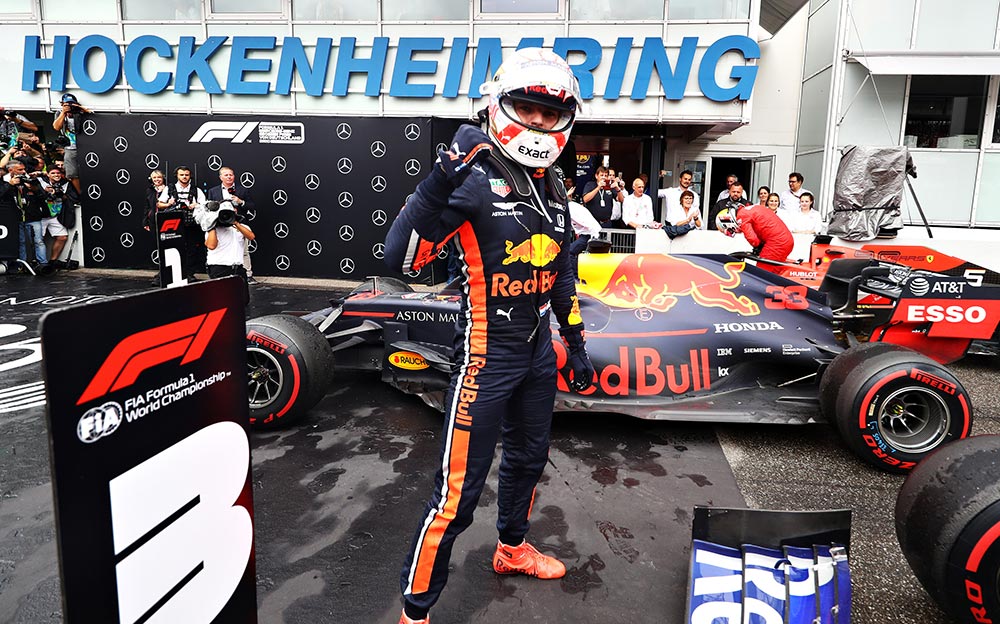 優勝を飾りマシンの前でポーズを取るレッドブル・ホンダのマックス・フェルスタッペン、2019年F1ドイツGP決勝レース