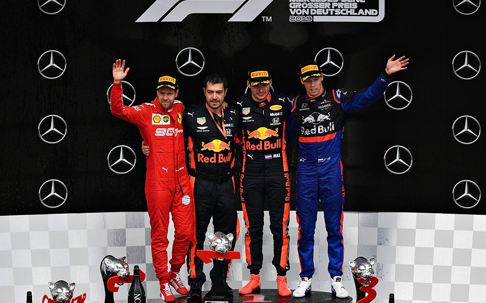 2019年F1ドイツGPの表彰台に上がったマックス・フェルスタッペン、ダニール・クビアト、セバスチャン・ベッテルの3名