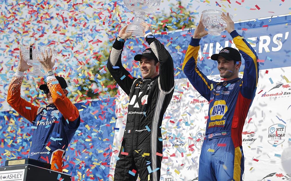 2019年インディカー・シリーズ第11戦トロント決勝レースの表彰台に上がったシモン・パジェノーとスコット・ディクソンとアレキサンダー・ロッシ