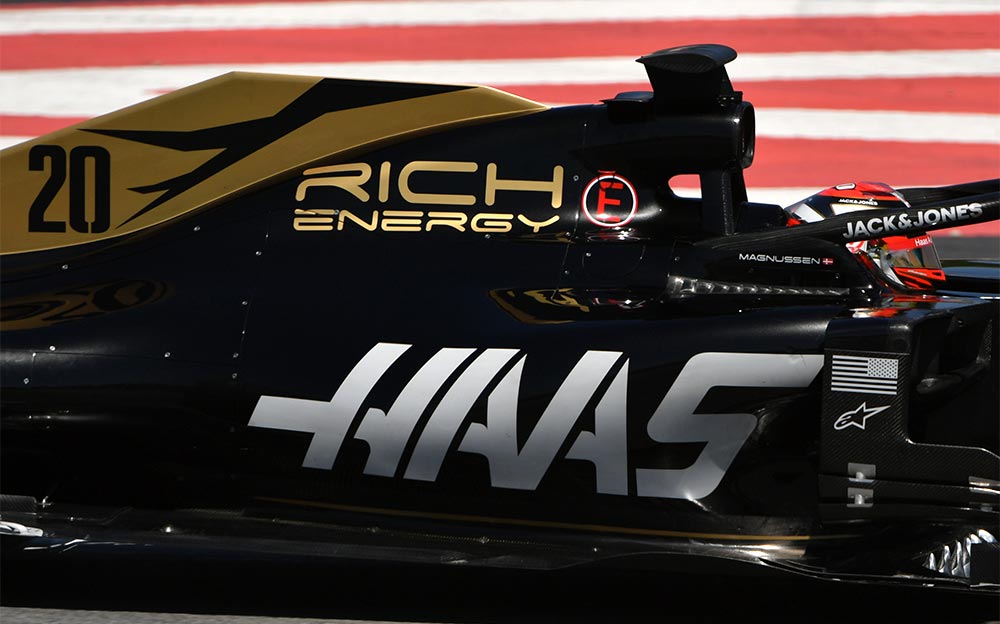 ハースの2019年型F1マシン「VF19」のエンジンカバーに掲載されたリッチ・エナジーのロゴ