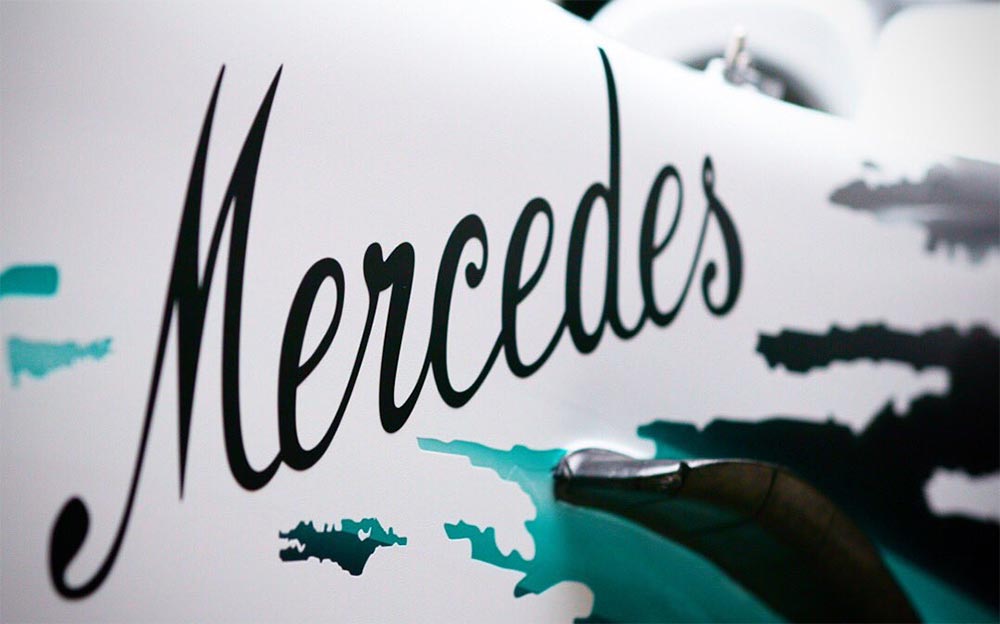 モータースポーツ生誕125周年を祝う特別カラーのメルセデスF1 W10