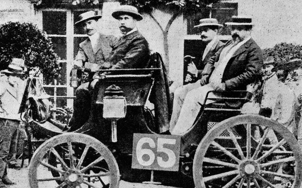 世界初の自動車レースで2位を獲得したプジョー、ダイムラーが設計したガソリンエンジンを搭載していた