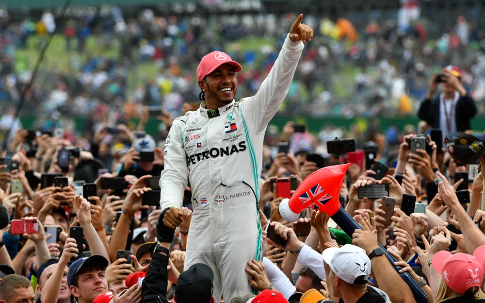F1イギリスGPでの7度目の優勝を手にして笑顔を見せるメルセデスのルイス・ハミルトン