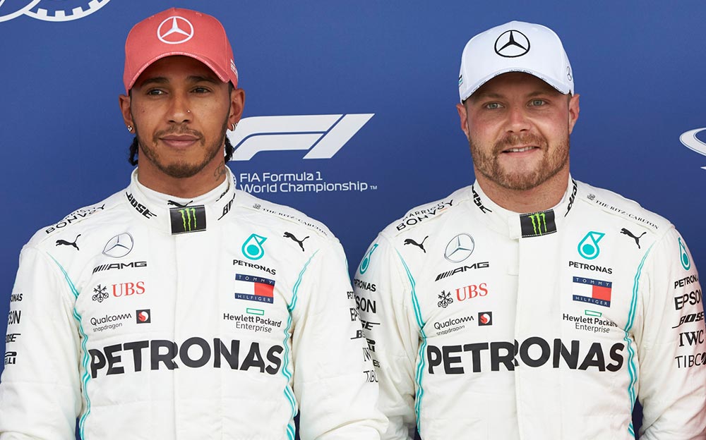 2019年F1イギリスGP予選でフロントロウを獲得したメルセデスのバルテリ・ボッタスとルイス・ハミルトン