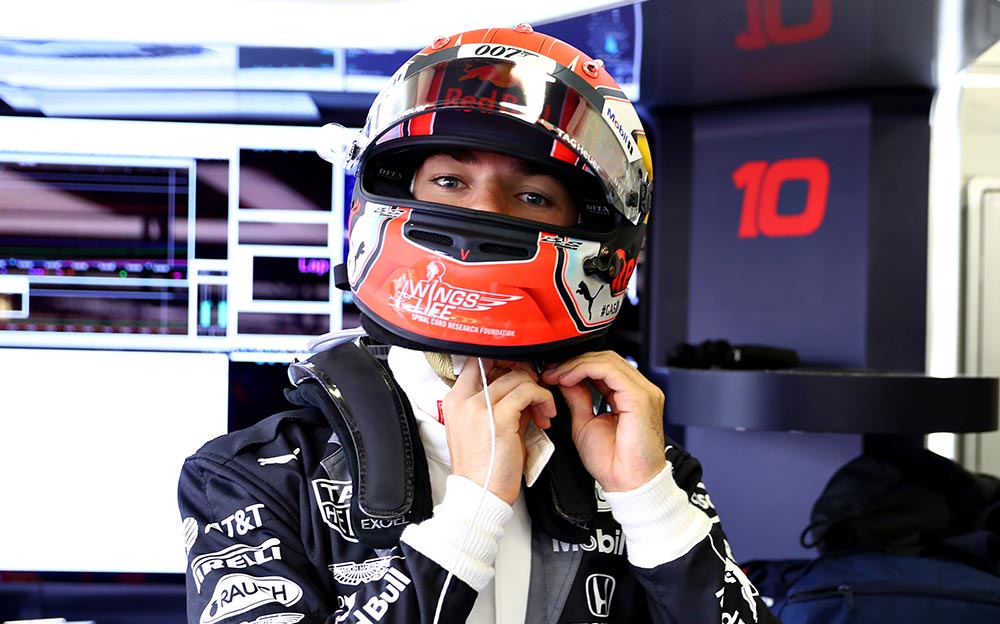 2019年F1イギリスGP決勝レースに向けてヘルメットを被るレッドブル・ホンダのピエール・ガスリー