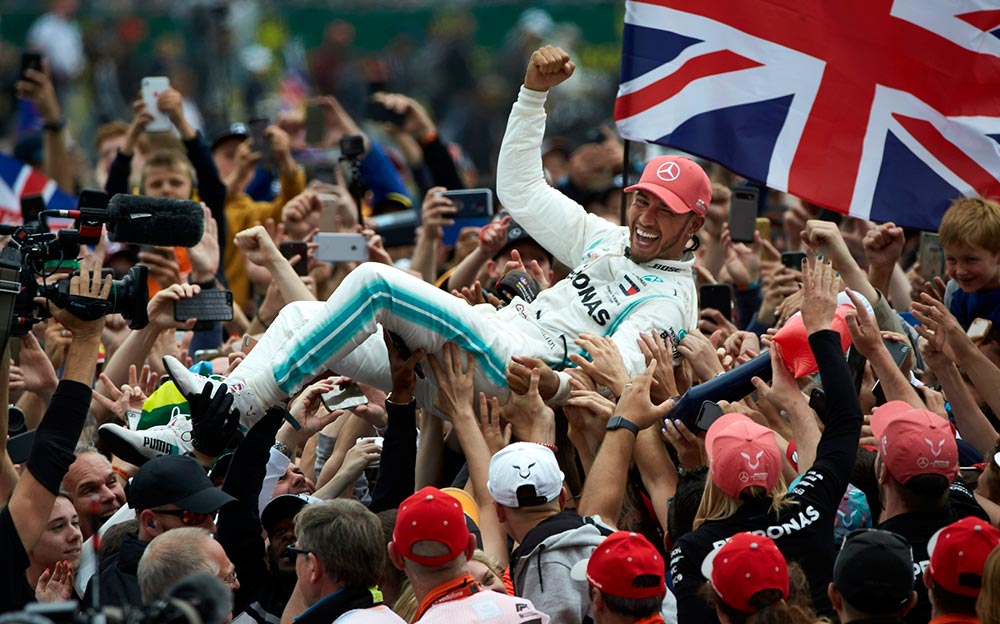 F1イギリスGPで逆転優勝を果たし、胴上げされるメルセデスのルイス・ハミルトン