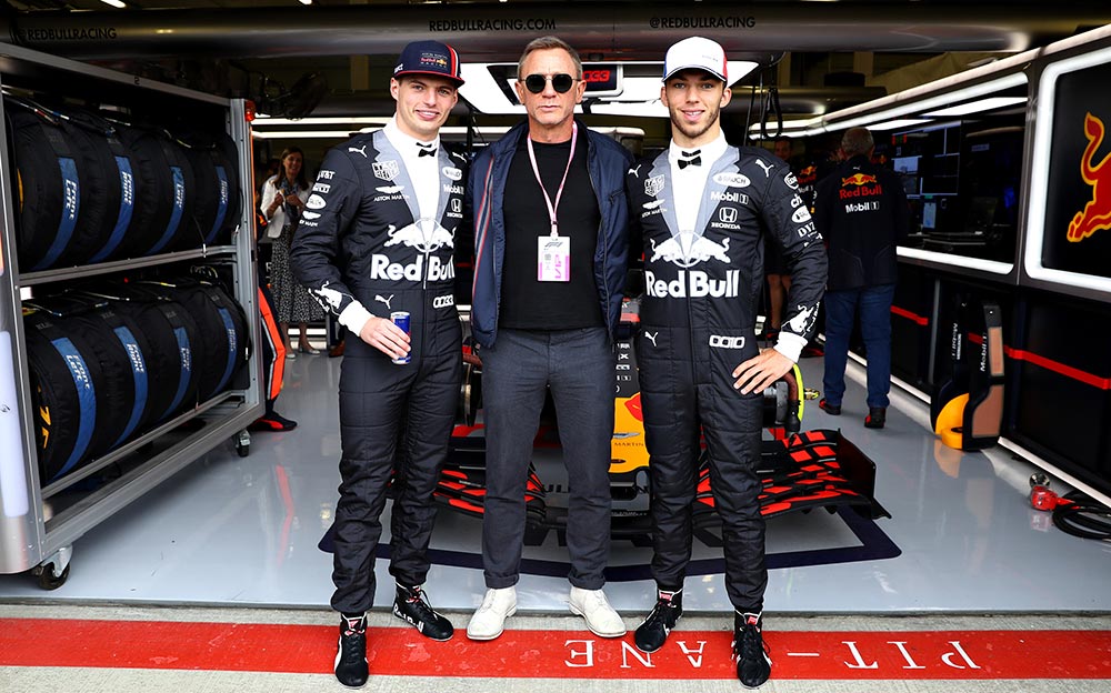 レッドブル・ホンダのマックス・フェルスタッペンとピエール・ガスリー、そして俳優のダニエル・クレイグ、F1イギリスGPのガレージ前にて