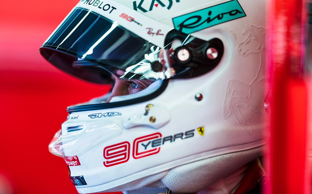 レーシングヘルメットを被るスクーデリア・フェラーリのセバスチャン・ベッテル、F1イギリスGPにて