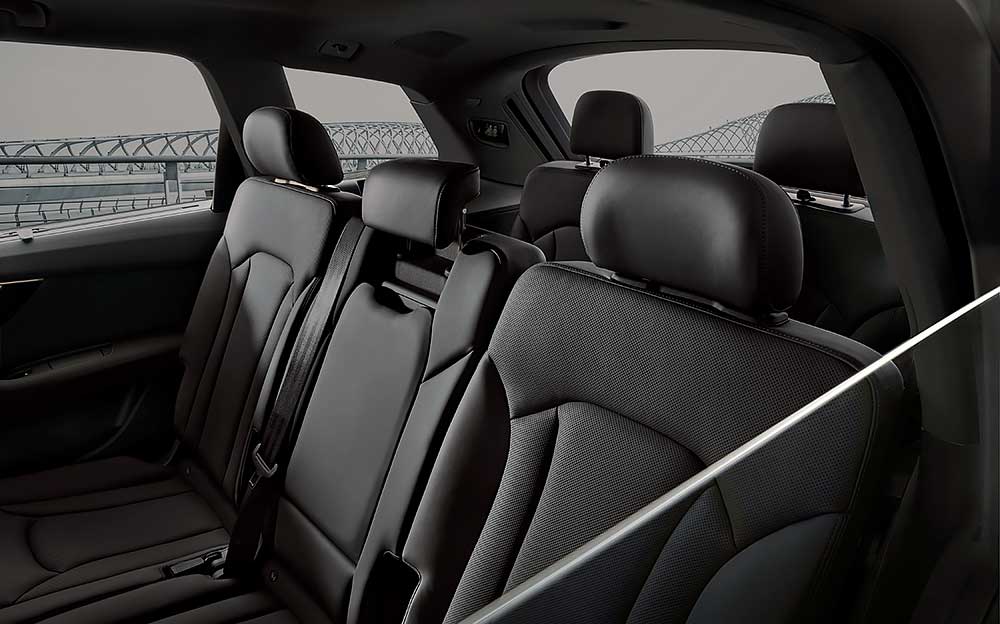 限定モデル Audi Q7 urban blackの後列シート