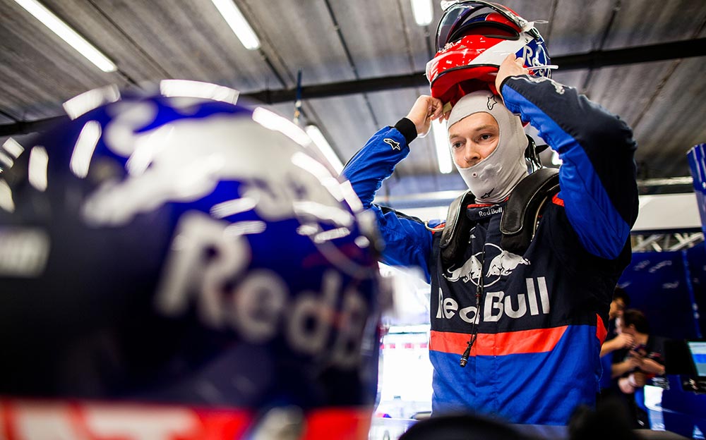 スパ・フランコルシャンのガレージ内でヘルメットを被るトロロッソ・ホンダのダニール・クビアト、2019年F1ベルギーGP初日フリー走行にて