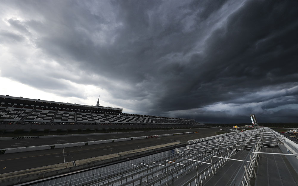 黒い雨雲に包まれるポコノレースウェイ、2019年インディカー・シリーズ第14戦ポコノ決勝レースにて