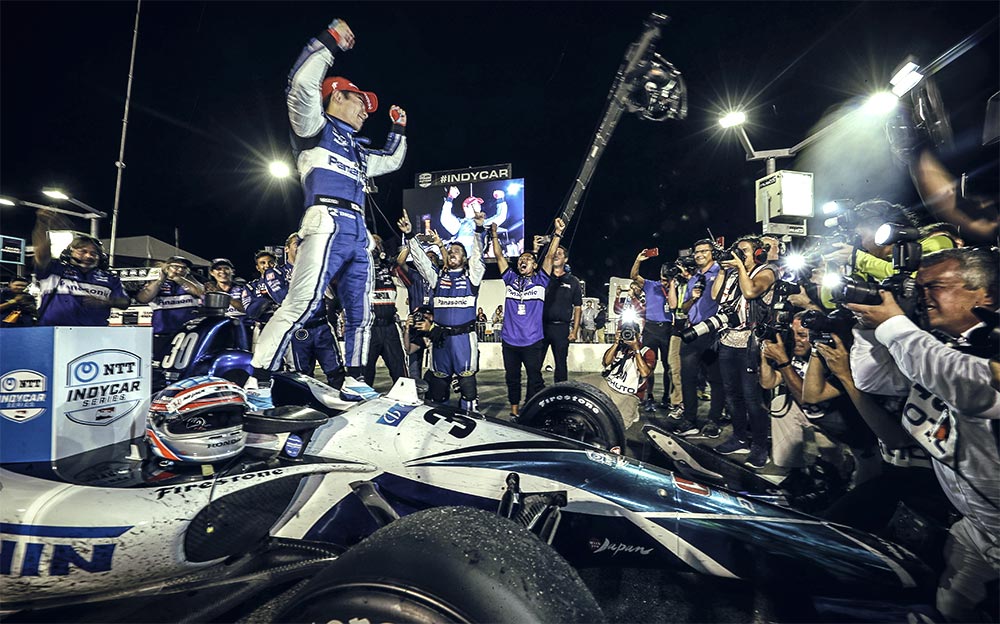 インディカー・シリーズ第15戦ゲートウェイで勝利しマシンの上に立ってガッツポーズを決めるレイホール・レターマン・ラニガン・レーシングの佐藤琢磨