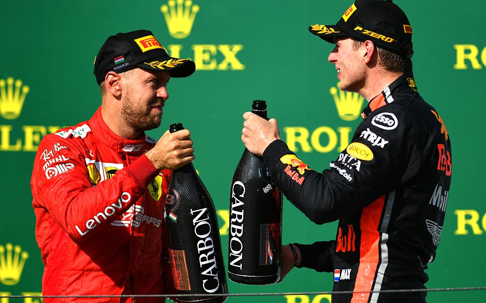 ハンガリーGPの表彰台の上で互いの健闘を称え合うレッドブル・ホンダのマックス・フェルスタッペンとフェラーリのセバスチャン・ベッテル