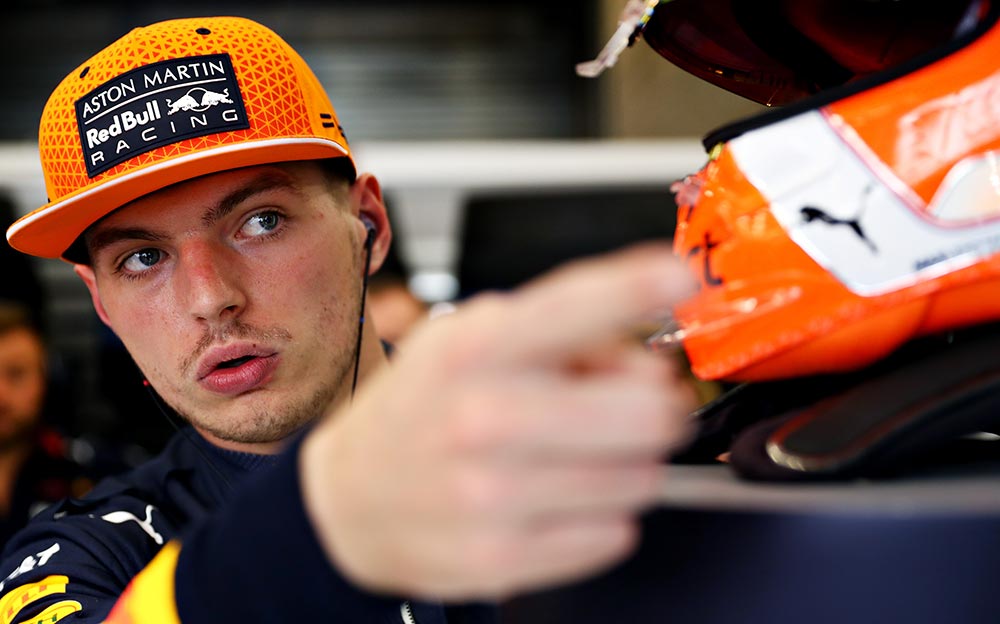 ガレージ内で予選に向けた準備を進めるレッドブル・ホンダのマックス・フェルスタッペン、2019年F1ベルギーGPにて