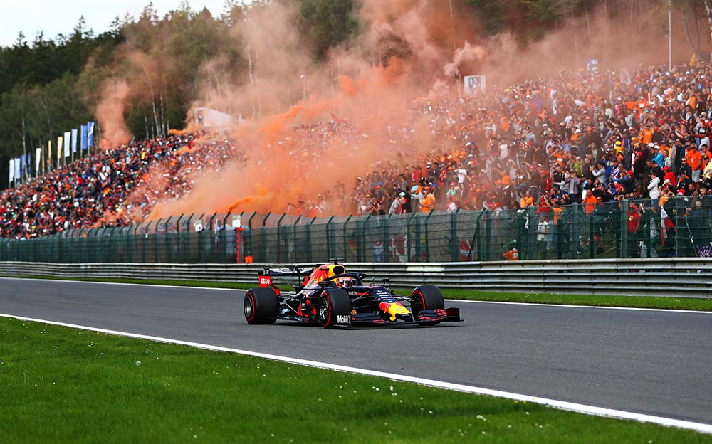 レッドブル・ホンダのマックス・フェルスタッペンと、母国オランダのファン、2019年F1ベルギーGP決勝