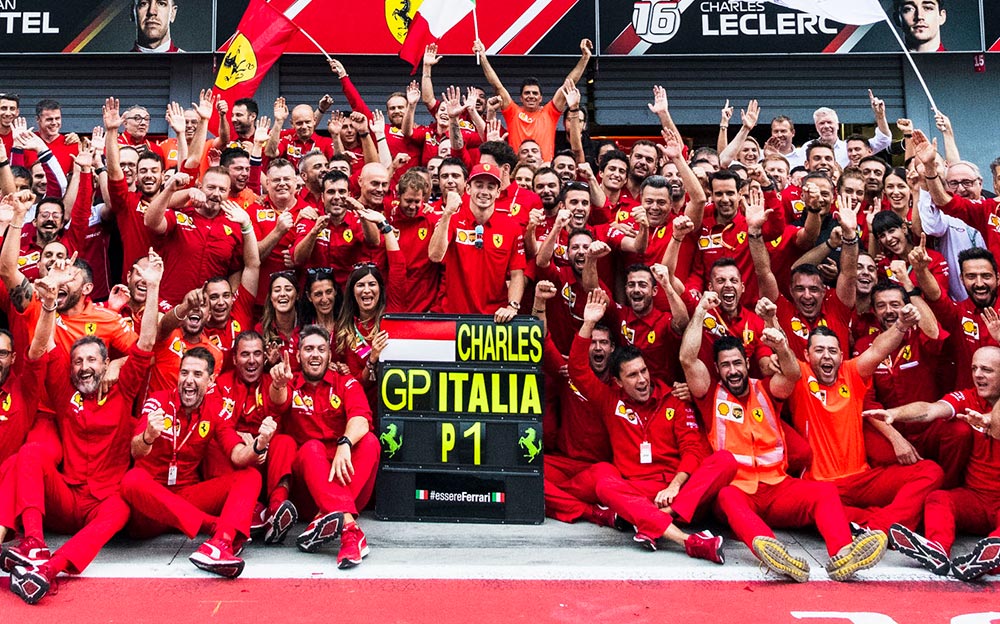 2010年ぶりのモンツァでの優勝に歓喜するスクーデリア・フェラーリの面々