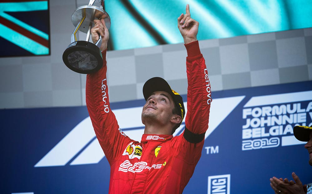 優勝トロフィーを片手に天を仰ぐフェラーリのシャルル・ルクレール、2019年F1ベルギーGP決勝レースにて