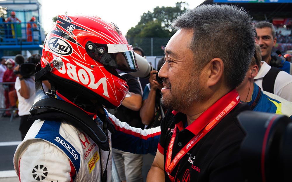 山本雅史F1マネージングディレクターを抱き合う松下信治、2019年FIA-F2選手権モンツァ・レース1
