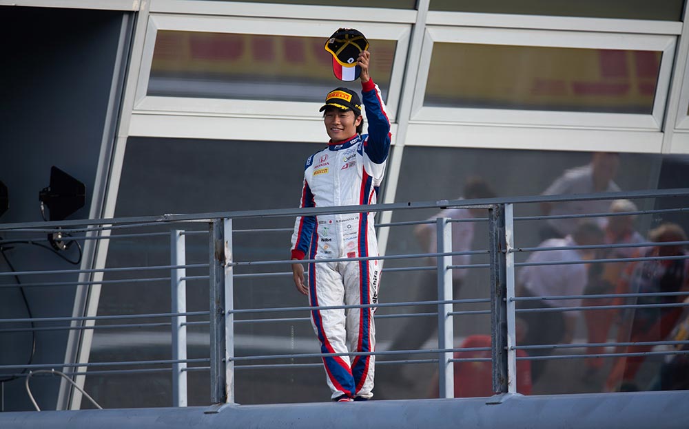 前戦スパで亡くなったアントワーヌ・ユベールを追悼する意味で、ルノーのキャップを掲げる松下信治、2019年FIA-F2選手権モンツァ・レース1