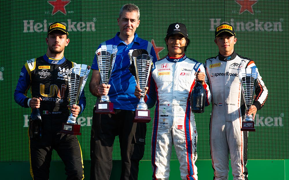 表彰台に立つ松下信治とルカ・ギオットとニック・デ・ブリース、2019年FIA-F2選手権モンツァ・レース1