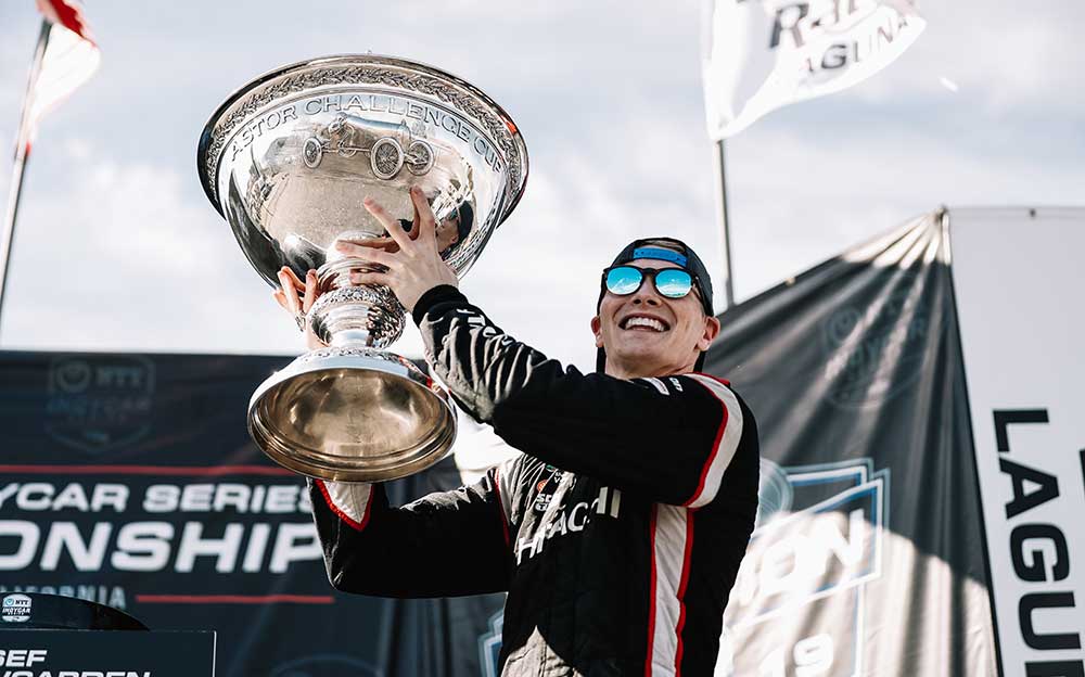 シリーズ王者の証アスターカップを掲げるチーム・ペンスキーのジョセフ・ニューガーデン、2019年インディカー・シリーズ最終ラグナセカ