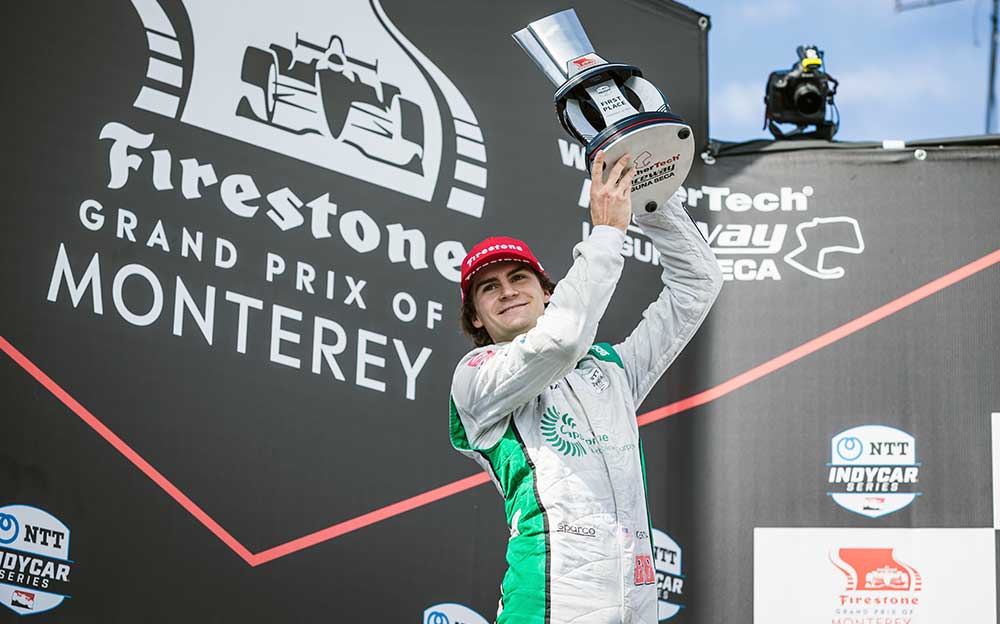 2019年インディカー・シリーズ最終ラグナセカで優勝トロフィーを掲げるコルトン・ハータ